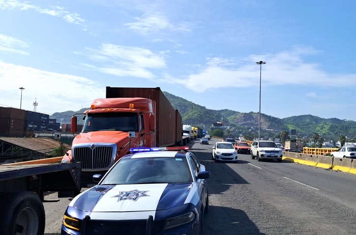 Despliega operativo el Ayuntamiento de Manzanillo ante colapso de vialidades en el ingreso a la ciudad