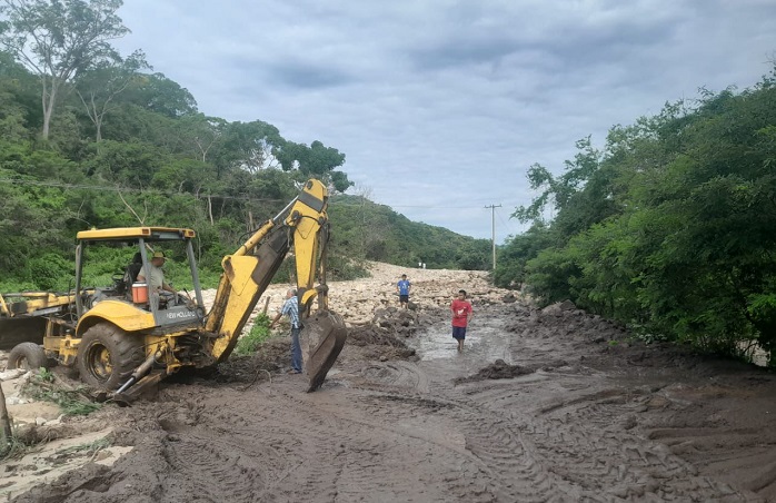 Trabaja Gobierno de Colima para habilitar paso a dos comunidades de Coquimatlán