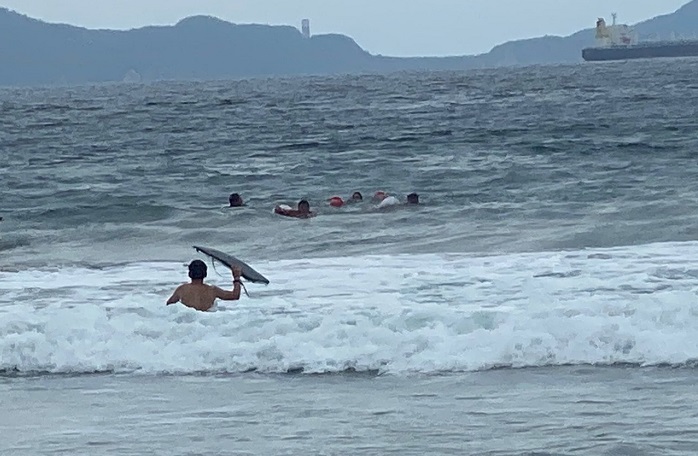 Marina auxilia a una persona que presentaba dificultad para salir del mar en playa Miramar en Manzanillo