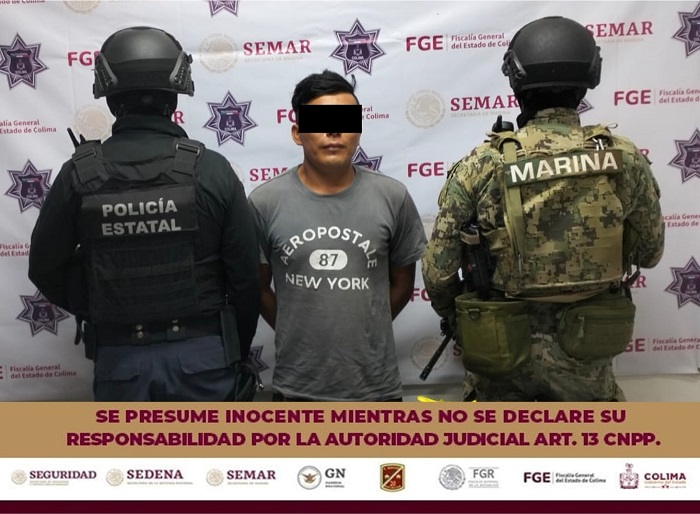 Agentes de la Policía Estatal y de Marina detienen a masculino con marihuana, ice y arma larga, en Manzanillo