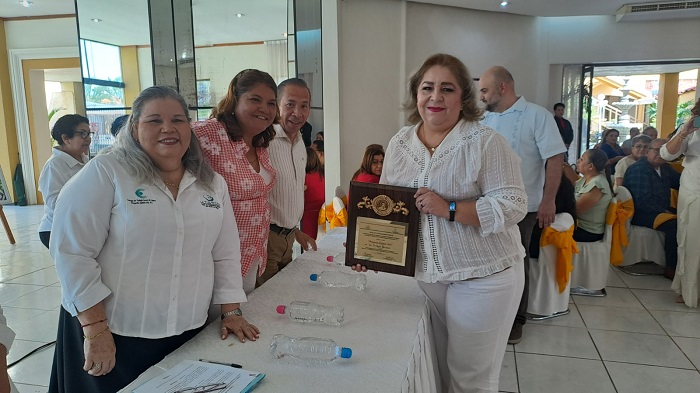 Obtienen Irene Carrazco y Norma Patricia Hernández Montaño presea ‘Margarita Septién Rul’, al Trabajo Social