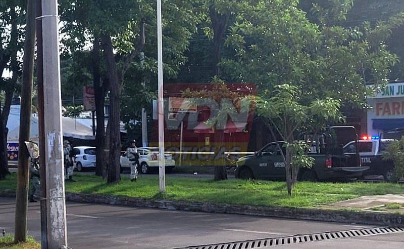 Balean vehículo estacionado en la avenida Benito Juárez, en VdeA