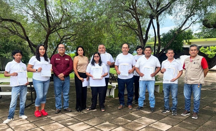 IEEA Colima entrega certificados a personas que terminaron su educación básica, en Manzanillo