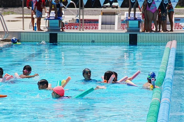 Incode ofrece clases de natación a la niñez colimense, en la Unidad ‘Morelos’