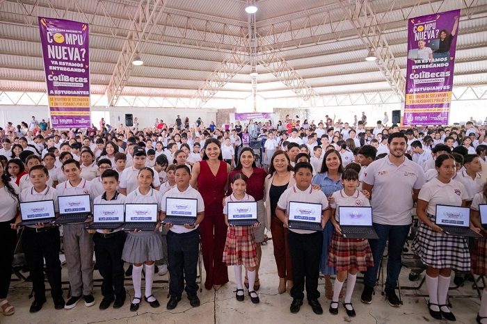 Gobernadora de Colima entregó laptops gratuitas a estudiantes de secundaria en Cuauhtémoc