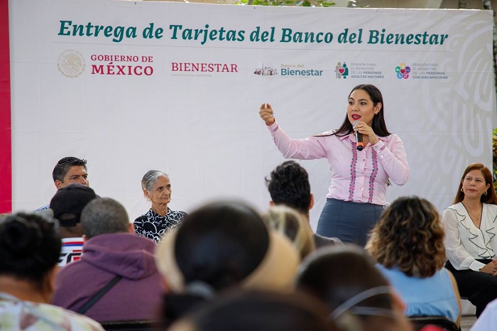 Más de cien personas adultas mayores y con discapacidad recibieron tarjetas del Bienestar, en Colima