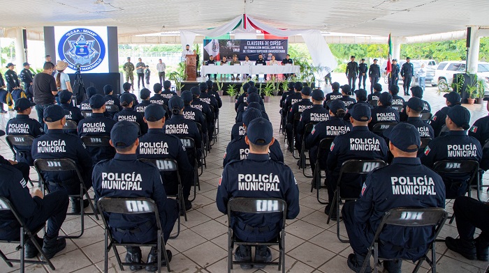 Entrega Griselda Martínez, certificados a la Tercera Generación de Técnicos profesionales en Seguridad