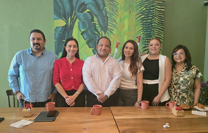 Claudia Bustos recibe el galardón Trayectoria Mujer Canacintra 2024