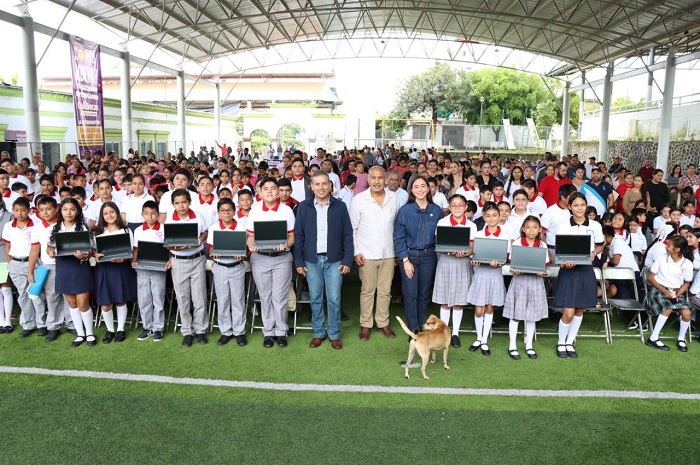 Estudiantes de Ixtlahuacán y Minatitlán ya tienen sus laptops gratuitas del Gobierno de Colima