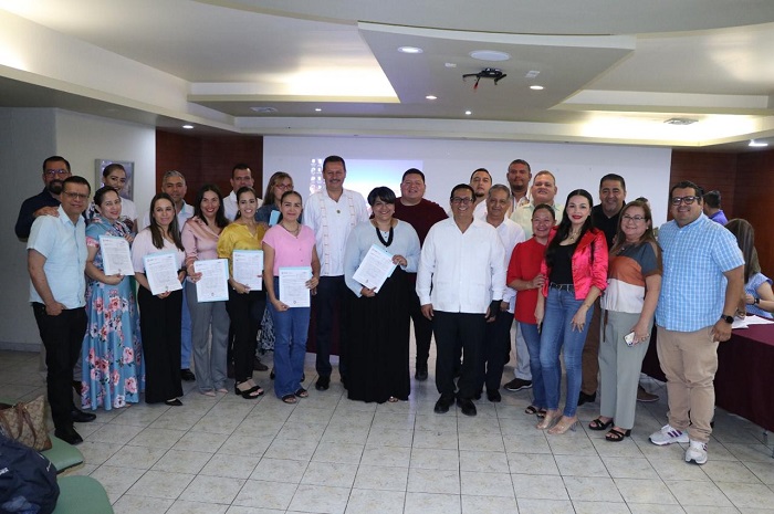 Asigna Educación Colima 15 becas-comisión a docentes estatales