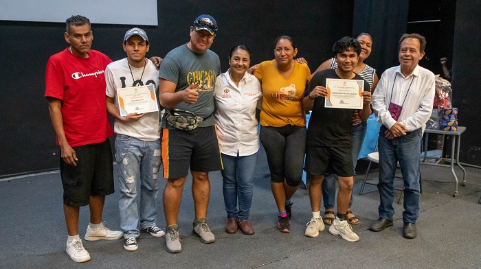 Griselda Martínez entrega reconocimientos y constancias a las y los integrantes de la dirección de Participación y Desarrollo Comunitario