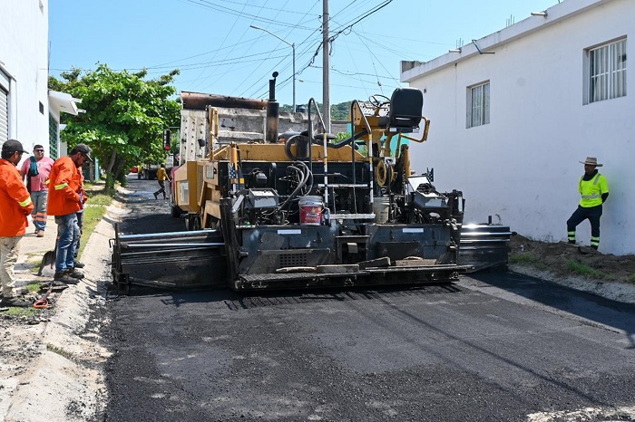 Inicia Rosi Bayardo rehabilitación de calle en Valle Paraíso, la primera de muchas mejoras viales en Manzanillo