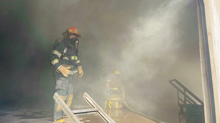 UEPC y Bomberos realizan labores de remoción y ventilación tras incendio en una bodega del Parque Industrial de Colima