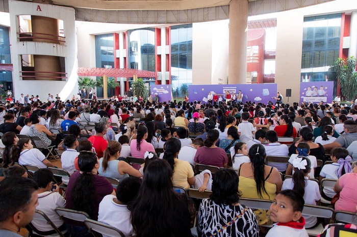 Más estudiantes de Colima capital reciben Mi ColiBeca para Empezar este martes; suman más de 8 mil en dos días