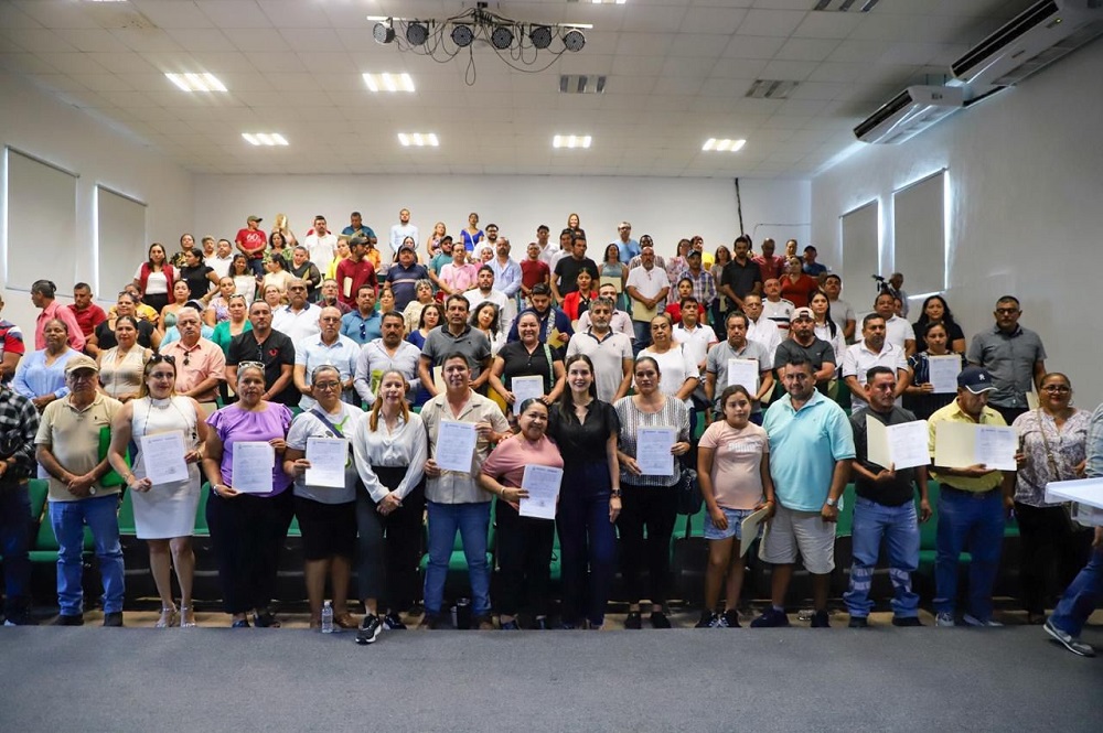 Rosi Bayardo entregó constancias a candidatas y candidatos a autoridades auxiliares del municipio