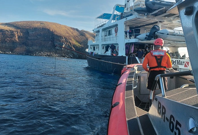 Personal naval realiza evacuación médica marítima de una persona, en inmediaciones de Isla Socorro