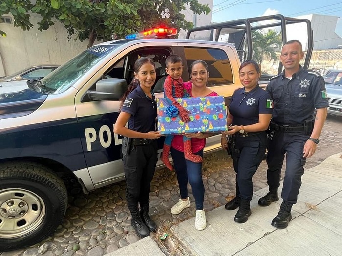 Policías de Tecomán sorprenden en su cumpleaños a niño que los admira