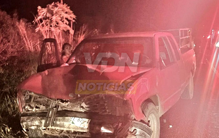 Deja tres lesionados fuerte choque entre tractor y camioneta en la carretera libre a Armería