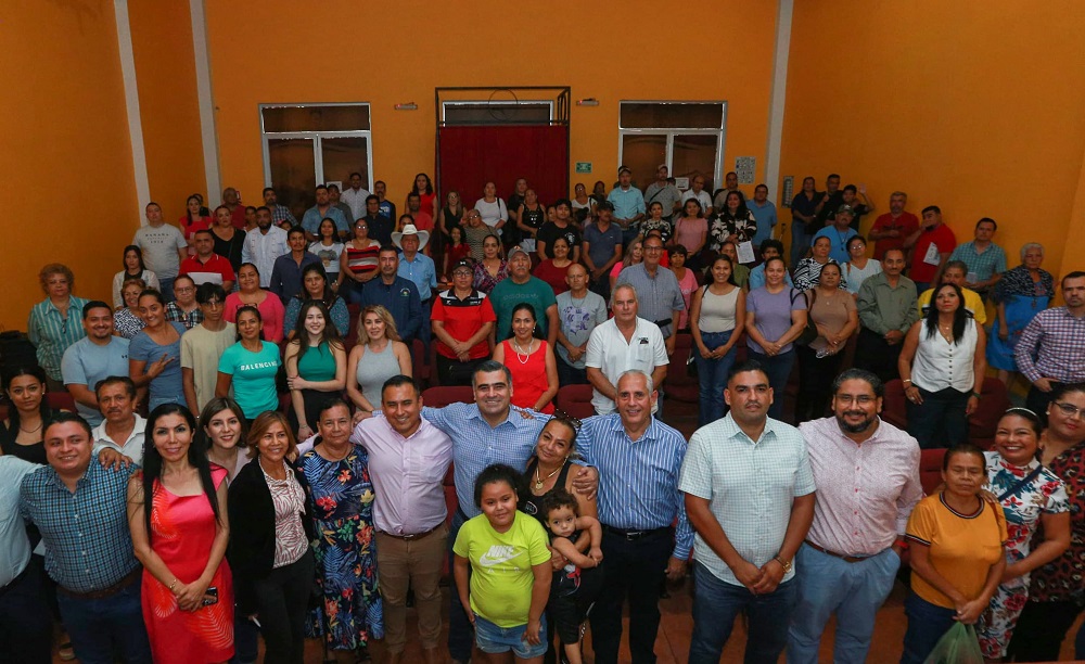 El Presidente Riult Rivera entrega apoyos a representantes de colonias y comunidades para actividades decembrinas