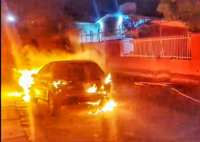 Llamas consumen vehículo en el centro de Colima, durante la madrugada