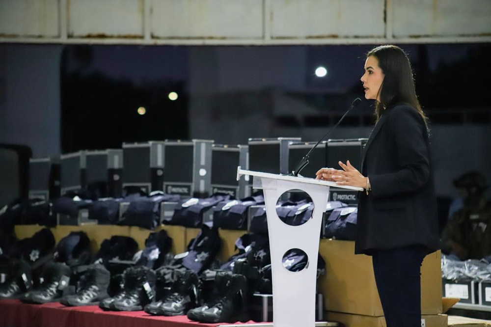 Vamos a trabajar incansablemente para mejoras las condiciones de la policía: Rosi Bayardo tras entrega de uniformes
