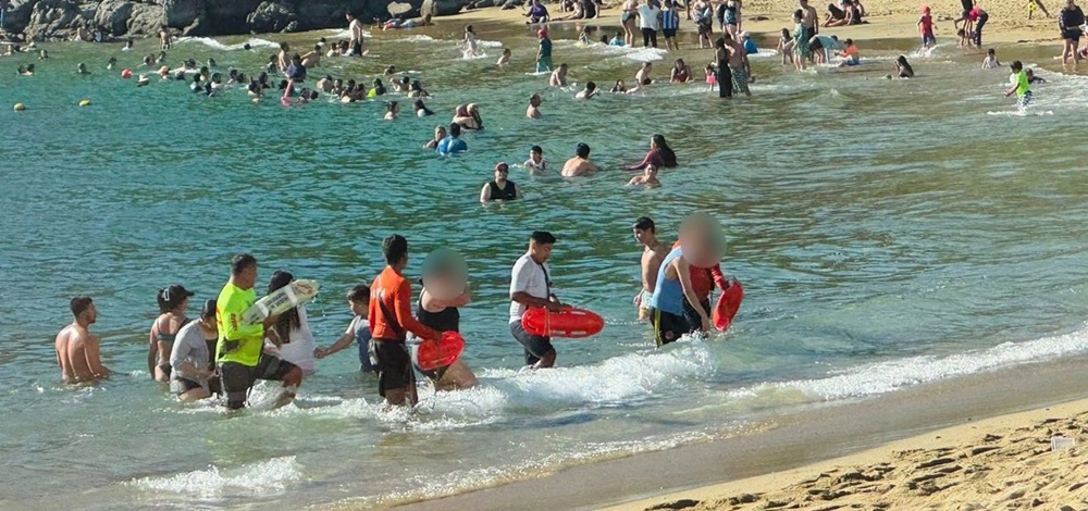 Elementos de UEPC y Marina rescatan a 3 turistas en riesgo de ahogamiento, en Manzanillo