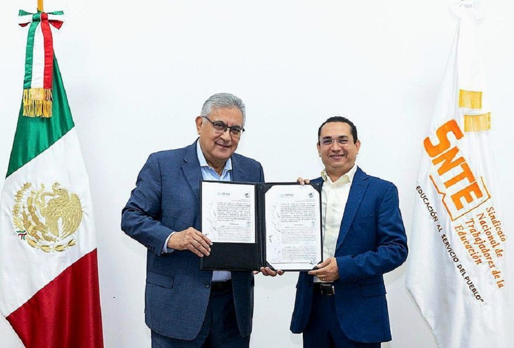 Recibe Miguel Ángel Rivera Huezo Toma de Nota que lo acredita como Secretario General de la Sección 6 del SNTE