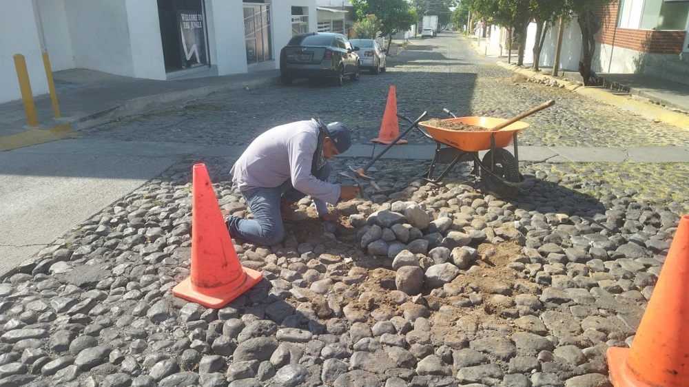 Repara Operación Bacheo empedrado en colonias de Villa de Álvarez