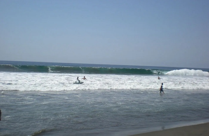 Rescatan a hombre de ahogarse en Cuyutlán, pero un joven sigue desaparecido