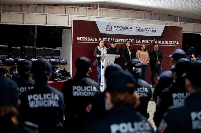 Gobernadora Indira Vizcaíno entrega uniformes a policías de Manzanillo; inversión de casi 6.5 mdp