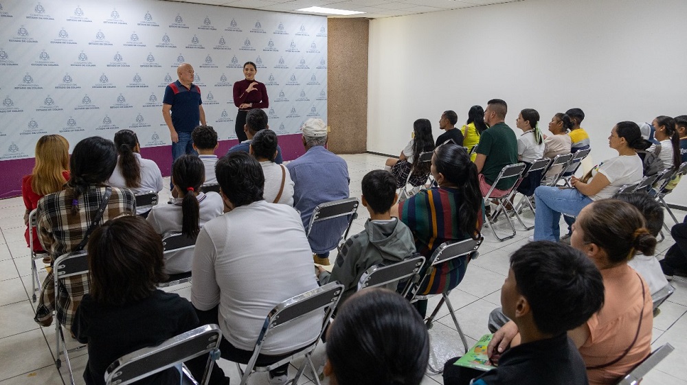 Titular de Sebiinsom entregó ColiBecas Computadoras a estudiantes que no las habían recibido