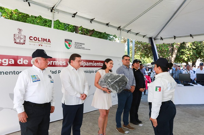 Riult Rivera y la gobernadora del estado, entregan uniformes y equipamiento a la Dirección de Seguridad Pública del municipio