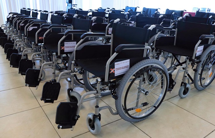 Más de medio centenar de personas reciben sillas de ruedas y andaderas por el DIF Estatal Colima