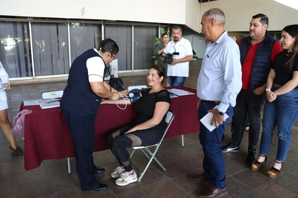 Gobierno de Colima realiza acciones para prevenir y detectar enfermedades en personal educativo