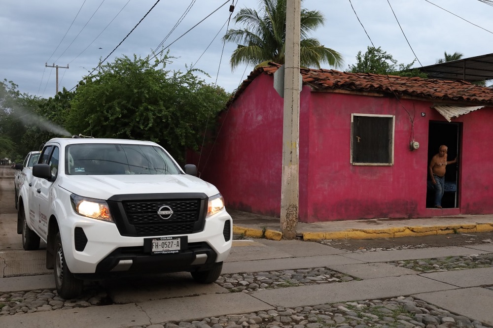 Salud Colima continúa fumigación contra dengue en Manzanillo y Villa de Álvarez