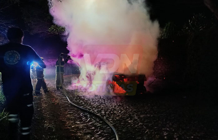 Se incendia vehículo en El Naranjal, en VdeA y descubren armas en su interior