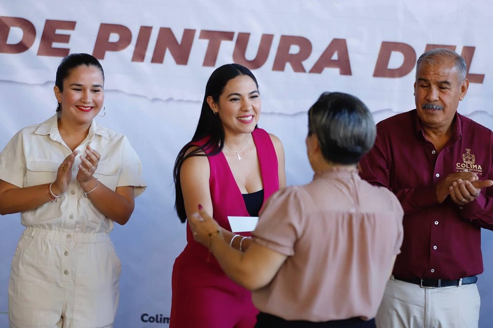 Encabeza Gobernadora de Colima entrega de pintura para 52 escuelas y oficinas educativas