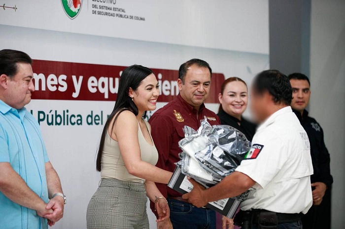 Gobernadora Indira Vizcaíno entregó uniformes y equipo a policías de Armería y Tecomán, con inversión de más de 4.2 mdp