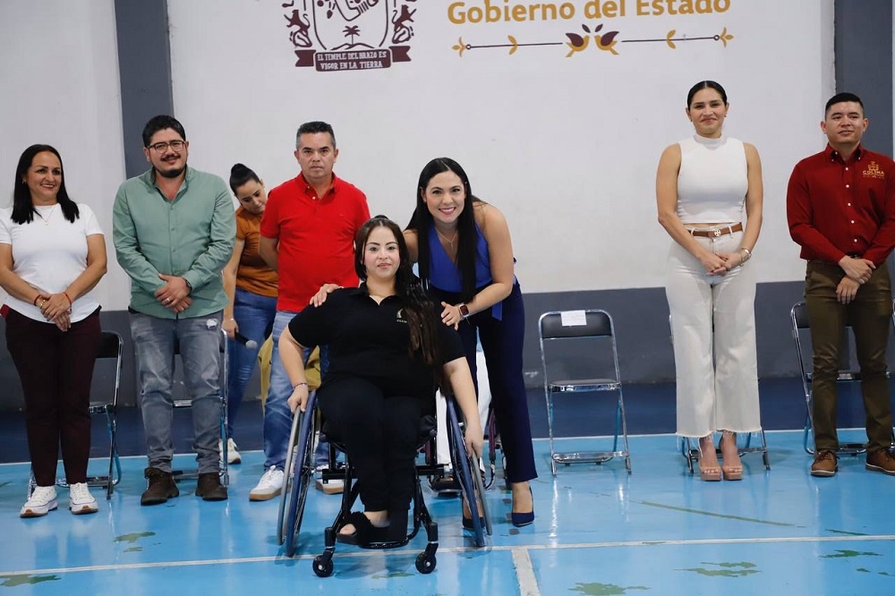 Gobernadora de Colima entregó sillas de ruedas especializadas a Grupo de Danza