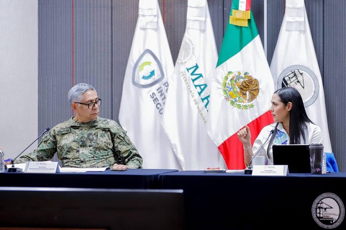 ¡De pisa y corre! Gobernadora Indira Vizcaíno se reúne con el Secretario de Marina en Manzanillo