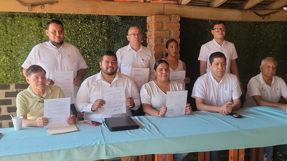 Conforman bloque independiente síndico y regidores del PRI y PAN en Coquimatlán, al renunciar a su militancia