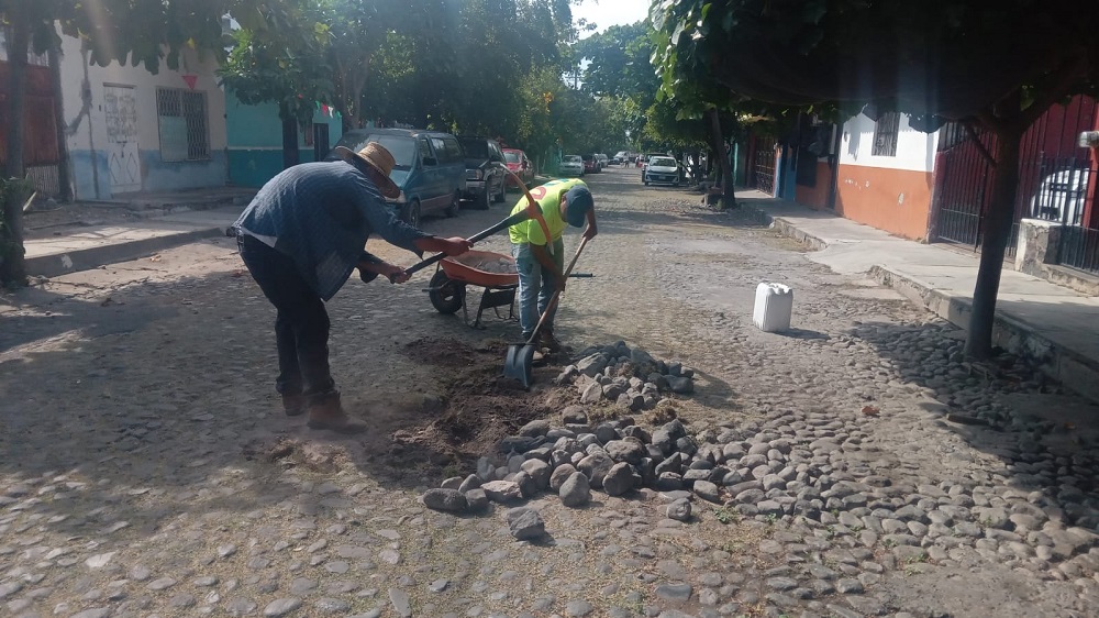 Refuerza Operación Bacheo trabajo en empedrados de Villa de Álvarez
