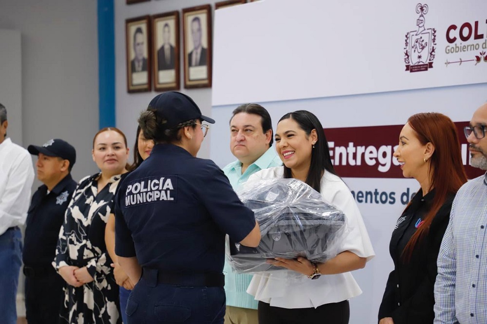 Indira entrega uniformes y equipo a policías en La Villa; en 3 años han invertido más de 36 mdp en seguridad en este municipio