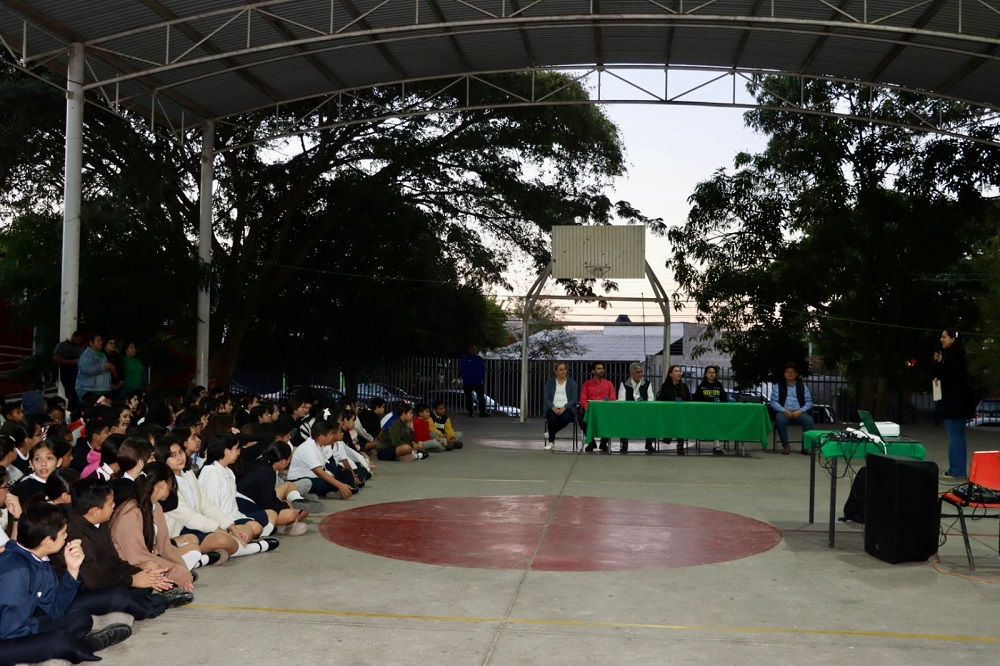 Ante estudiantes, promueve Tey las tradiciones de Villa de Álvarez