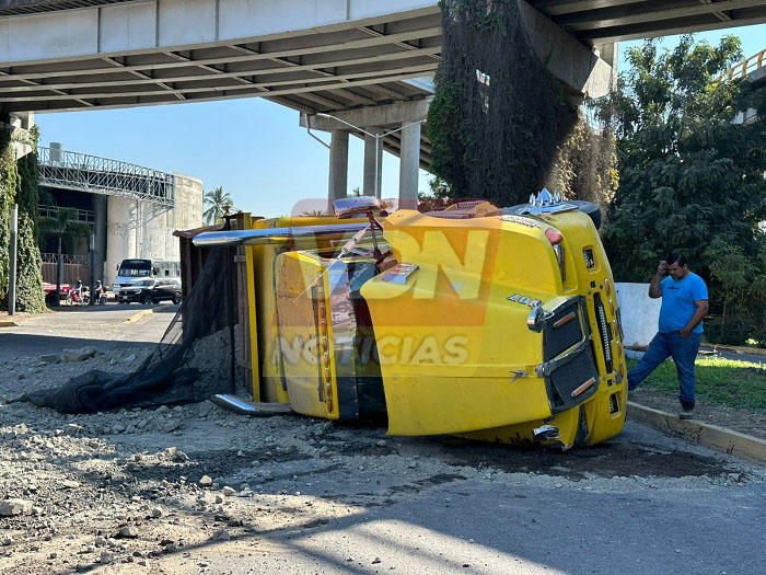 Se registra volcadura de tortón en el boulevard costero en Manzanillo