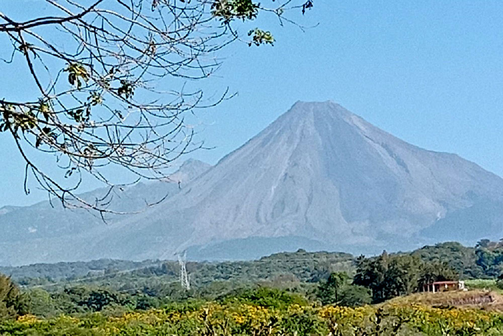 Volcán de Colima permanece en calma; continúa en semáforo verde