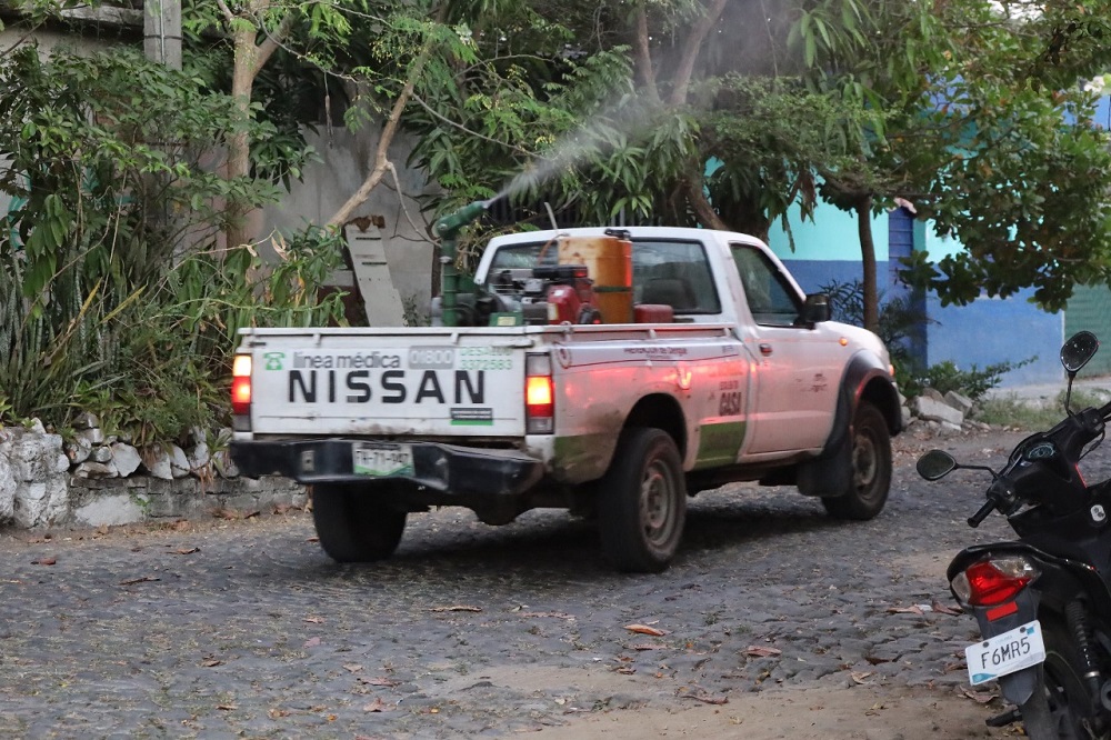 Salud Colima continúa el operativo de fumigación contra dengue este lunes y martes