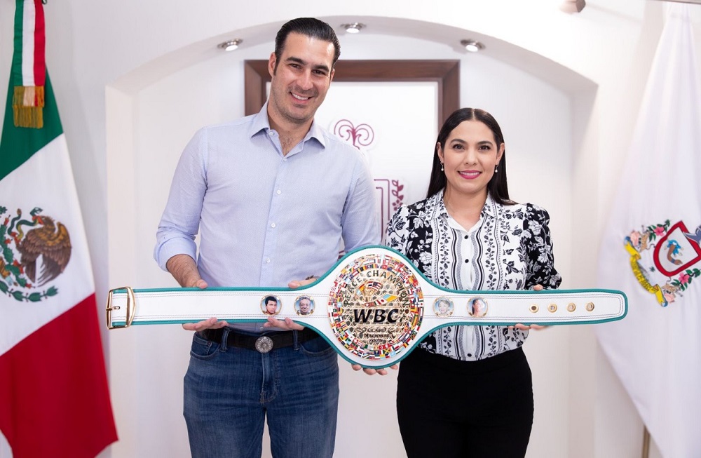 Indira Vizcaíno firma el Cinturón de la Paz y oficializa participación de Colima en Clase Nacional de Boxeo