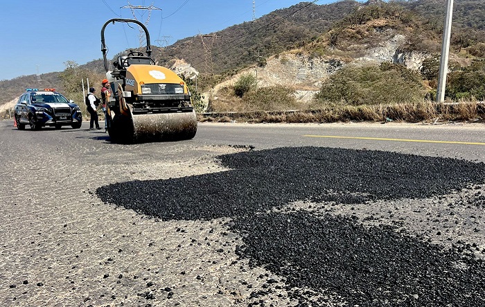 Obras públicas Manzanillo atiende baches en el Libramiento El Naranjo