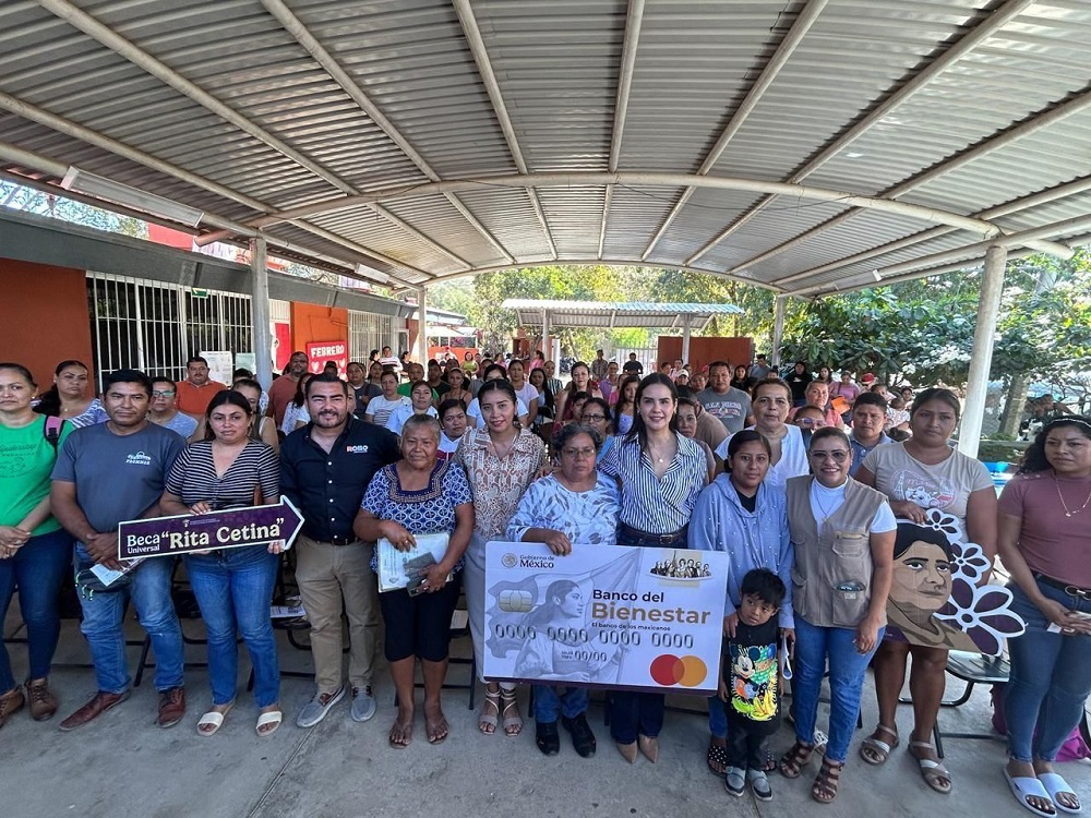 Manzanillo une esfuerzos por la educación con becas para universidad: Rosi Bayardo